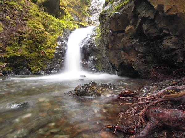 Bela Cachoeira Fundo Natureza — Fotografia de Stock