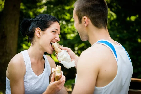 Young Couple Eating Sport Training Outdoor Nature Man Feeds Woman — Stock Photo, Image