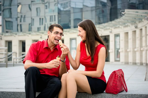 Compartir Helado Gente Joven Negocios Pasando Buen Rato Juntos Aire —  Fotos de Stock