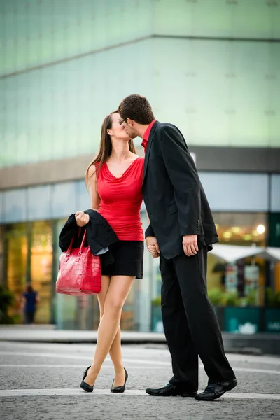 Jovem Casal Negócios Vestidos Vermelho Beijo Boas Vindas Uns Aos — Fotografia de Stock