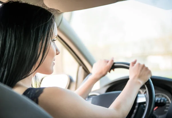 Jovem Bela Mulher Cabelos Pretos Carro Condução Visão Traseira — Fotografia de Stock