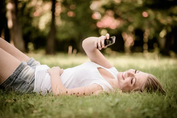 Mobility Teen Girl Lying Grass Working Smartphone — Stock Photo, Image