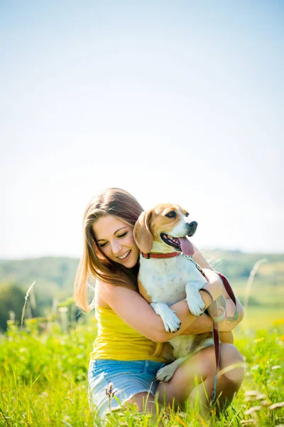 Ritratto Ragazza Adolescente Con Suo Cane Beagle Fuori Nell Erba — Foto Stock