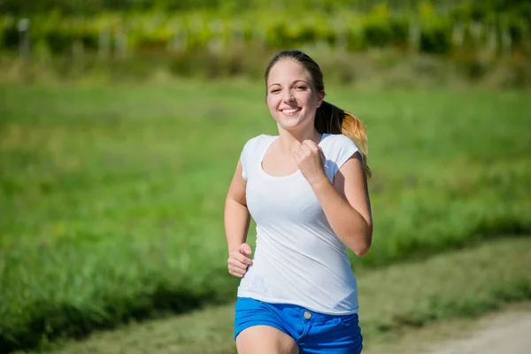 Młoda Kobieta Piękne Nastolatek Jogging Przyrodzie Słoneczny Dzień — Zdjęcie stockowe