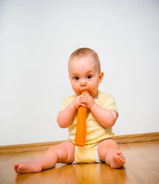 Bebé Comiendo Zanahoria Interior Vida Saludable — Foto de Stock