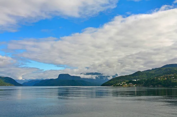 ノルウェーは 深い海岸のフィヨルドを含む北欧の国です — ストック写真