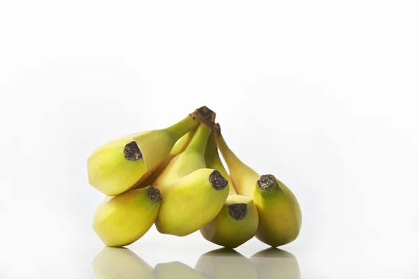 Studio Záběr Banánů Bílém Pozadí Odrazem — Stock fotografie