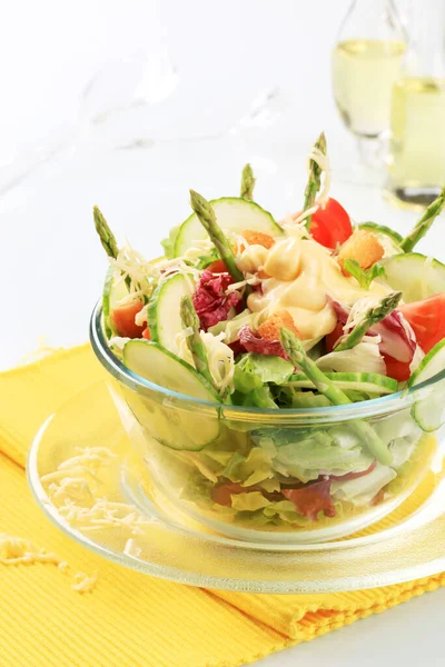 Salada Legumes Frescos Polvilhada Com Queijo Ralado — Fotografia de Stock