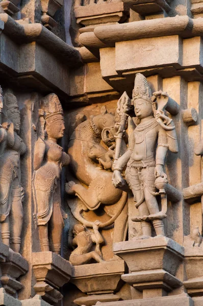 Apsaras和Surasundaris Khanjuraho东方圣殿的雕塑家 献给印度中央邦Shiva勋爵 Khajuraho是联合国教科文组织的一个世界遗产 深受世界各国游客的欢迎 — 图库照片