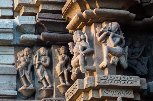 Apsaras和Surasundaris Khanjuraho东方圣殿的雕塑家 献给印度中央邦Shiva勋爵 Khajuraho是联合国教科文组织的一个世界遗产 深受世界各国游客的欢迎 — 图库照片