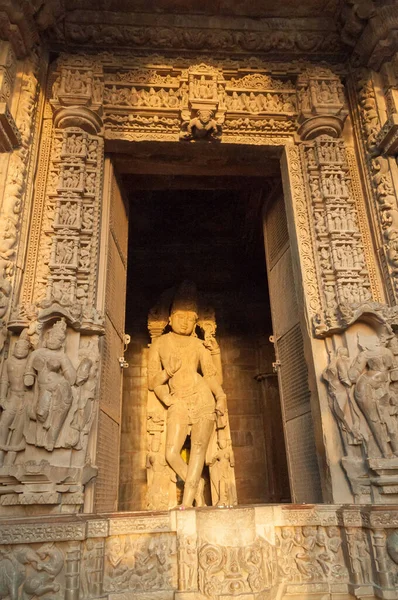 インドのカジュラホの西の寺院 シヴァ神に捧げられたクリシュナ主 チャトゥブジ寺院の彫刻 ユネスコの世界遺産に登録されている 世界中からの観光客に人気です — ストック写真