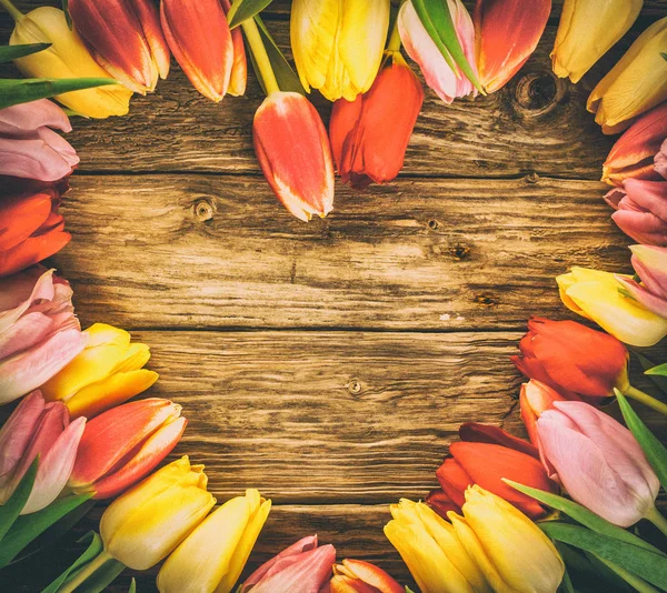 Tulipanes Frescos Coloridos Marco Forma Corazón Sobre Fondo Madera Grunge — Foto de Stock