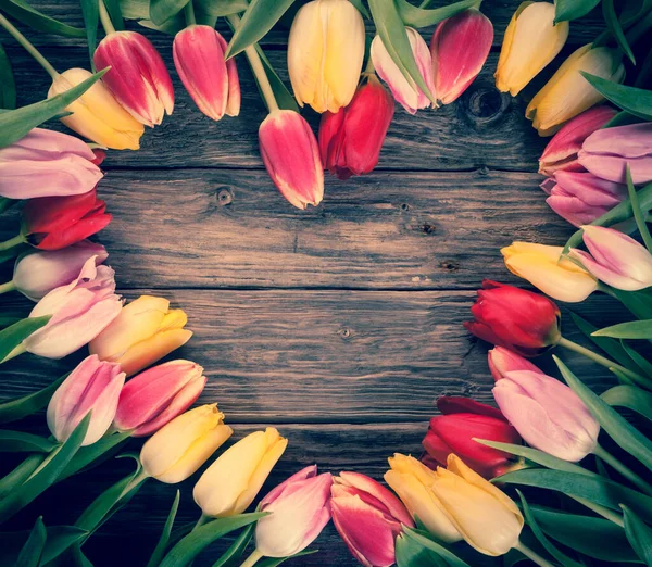 Vacío Marco Colorido Forma Corazón Tulipanes Frescos Dispuestos Sobre Viejo — Foto de Stock