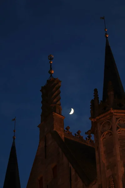 Wieże Kamienicy Bruges Świetle Księżyca — Zdjęcie stockowe