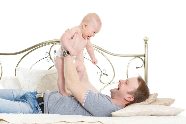 귀여운 아이를 아버지는 배경으로 침대에서 — 스톡 사진