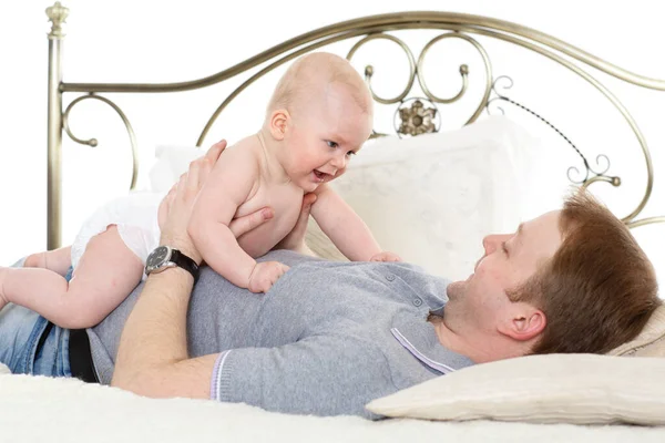 Padre Joven Con Niño Dulce Juega Cama Fondo Blanco Feliz — Foto de Stock