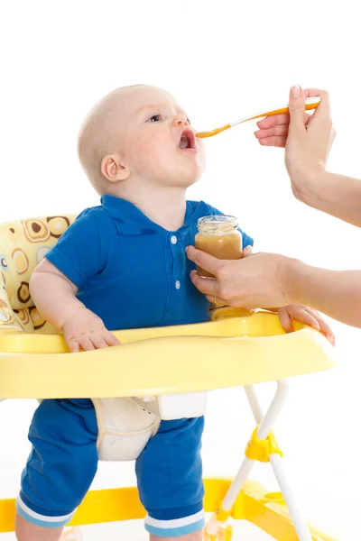 Jovem Mãe Alimenta Seu Bebê Fundo Branco Família Feliz — Fotografia de Stock