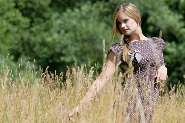 Portrait Femme Prairie — Photo