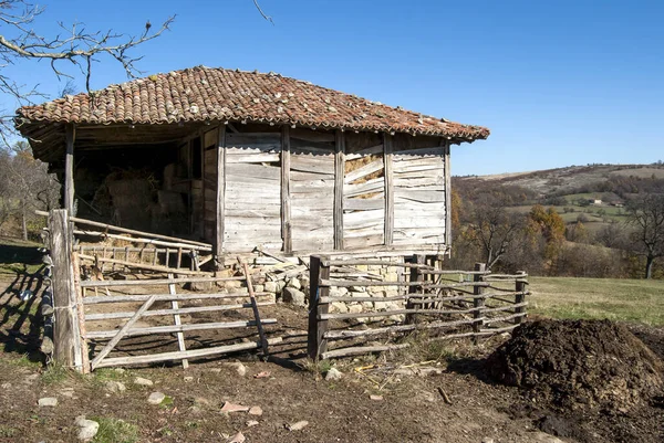 Antigua Casa Rural Con Madera Apoyada Contra Pared — Foto de Stock