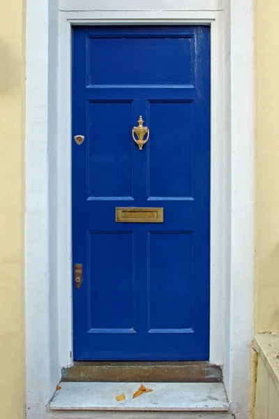 Residencial Casa Retro Escuro Azul Porta Frente Fechada — Fotografia de Stock