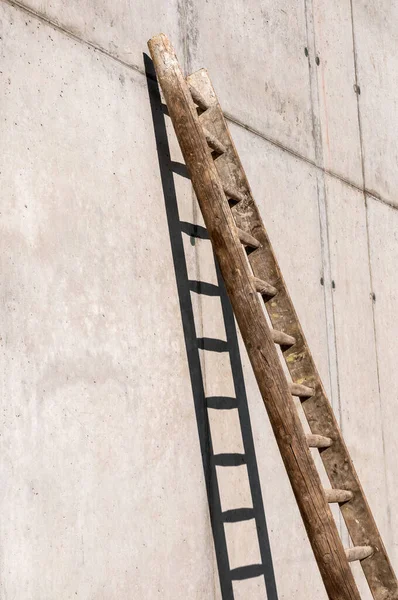 Ξύλινη Σκάλα Στον Τσιμεντένιο Τοίχο — Φωτογραφία Αρχείου