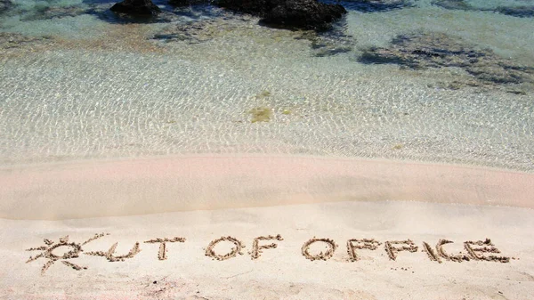 Bureau Geschreven Zand Een Prachtig Strand Blauwe Golven Achtergrond — Stockfoto