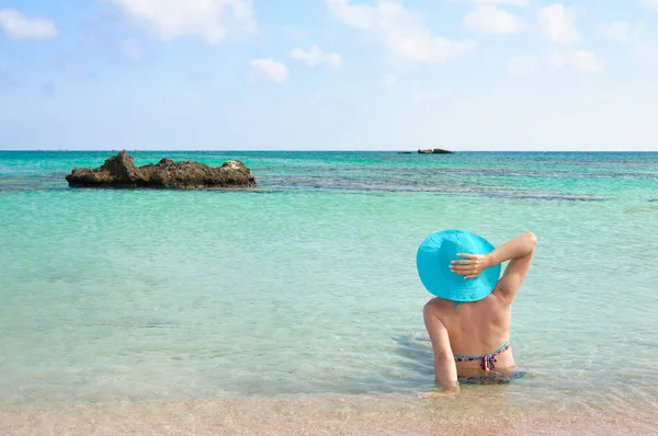 Hermosa Joven Bikini Con Sombrero Sol Relajante Playa Soleada Concepto — Foto de Stock