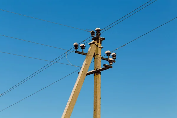 Linie Energetyczne Kapiące Soplami Lodu Przezroczyste Niebieskie Niebo — Zdjęcie stockowe