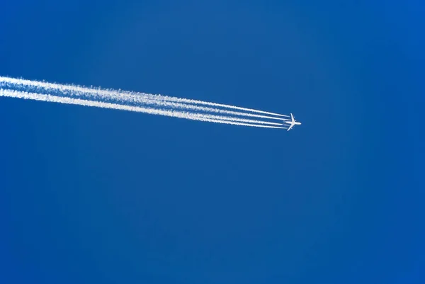 Літак Чотирма Двигунами Паровими Стежками Блакитному Небі — стокове фото