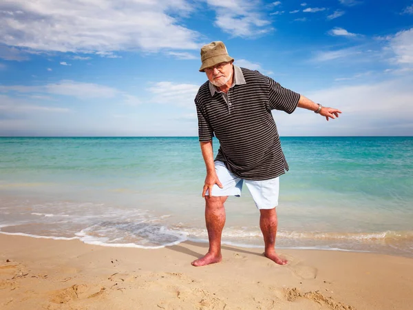 Aîné Occasionnel Fait Exercice Sur Plage — Photo