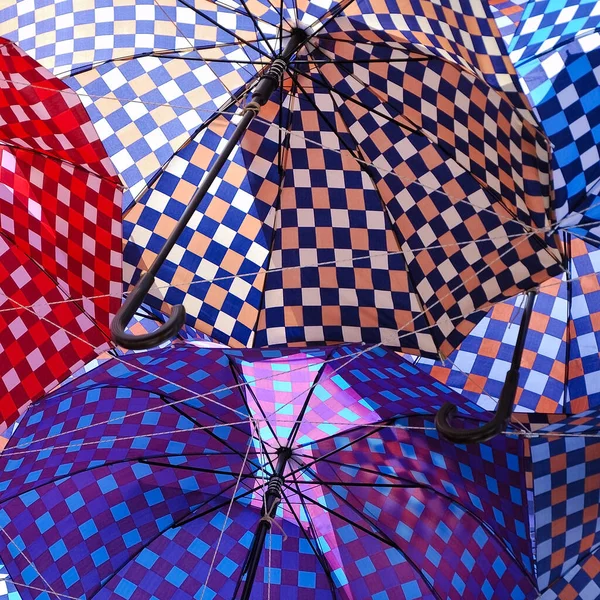 Abstrakter Hintergrund Mit Blauen Und Rosa Regenschirmen — Stockfoto
