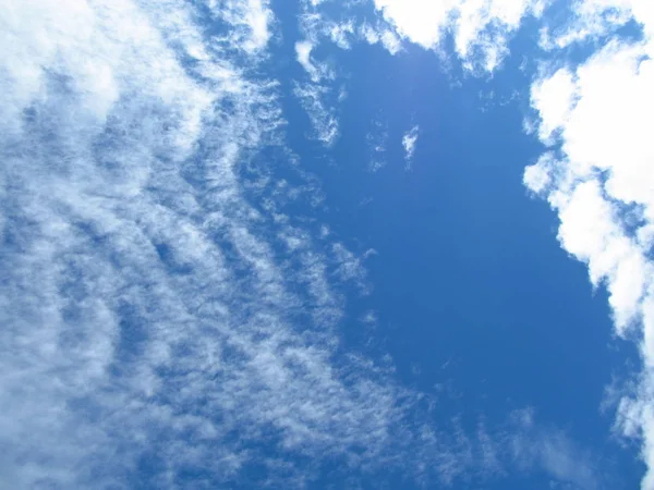 Σύννεφα Μπροστά Από Τον Γαλάζιο Ουρανό — Φωτογραφία Αρχείου