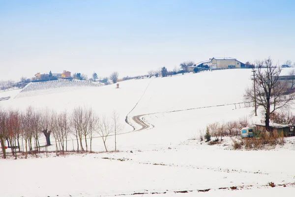 Paesaggio Neve Con Case Pali Elettrici Sotto Cielo Blu Scuro — Foto Stock