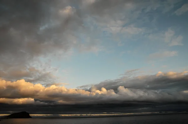 Wolken Gekleurde Wolken Bij Zonsondergang Bij Oceaan — Stockfoto