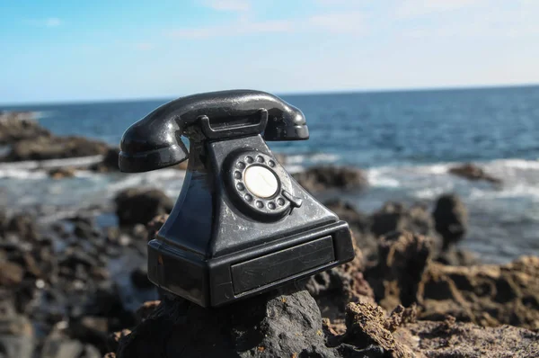 International Communications Vintage Telefon Zabawki Skałach Wulkanicznych — Zdjęcie stockowe