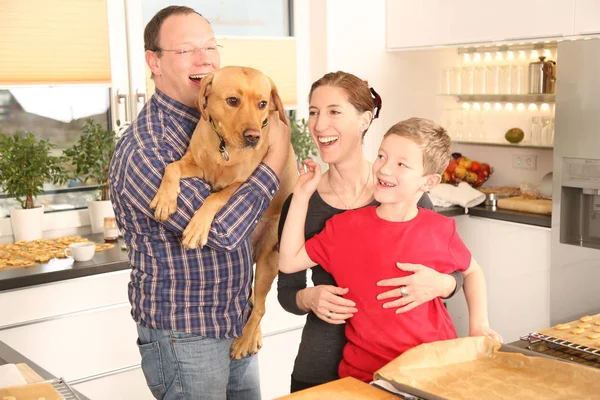 キッチンでピザを食べる子供たちと幸せな家族 — ストック写真