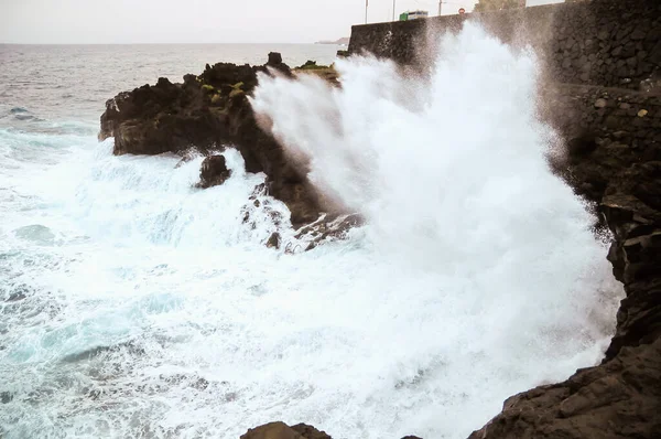 Fuertes Olas Estrellan Costa Volcánica Tenerife Islas Canarias —  Fotos de Stock