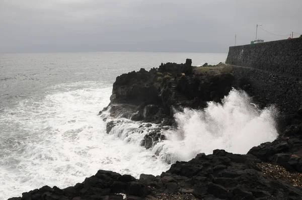 特内里费加那利群岛火山海岸强烈海浪冲刷 — 图库照片