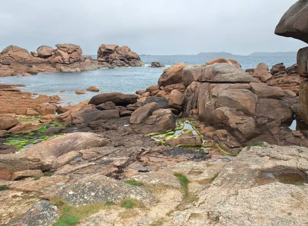 位于法国布莱塔尼的粉红花岗岩海岸的滨水景观 — 图库照片