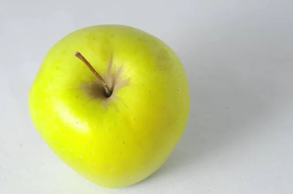 Pomme Saine Très Mûre Sur Fond Blanc — Photo
