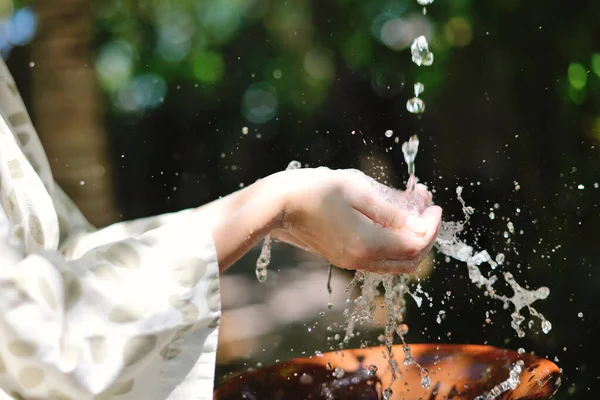 Spruzzando Gocce Acqua Fresca Sulla Ragazza Cura Della Pelle Morbida — Foto Stock