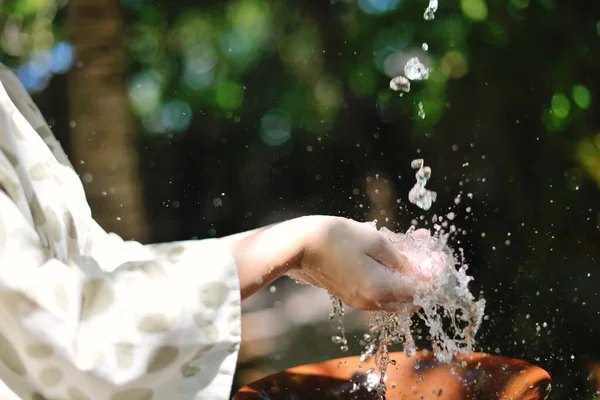 Spruzzando Gocce Acqua Fresca Sulla Ragazza Cura Della Pelle Morbida — Foto Stock