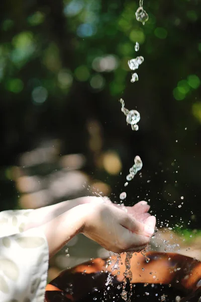 Spruzzando Gocce Acqua Fresca Sulla Ragazza Cura Della Pelle Morbida — Foto Stock