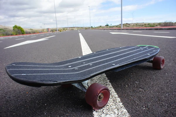 Vintage Stílusú Longboard Fekete Gördeszka Egy Üres Aszfalt Sivatagi Úton — Stock Fotó