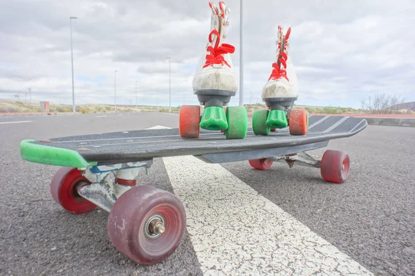 Foto Hdr Vieja Bota Skate Blanco Vintage Esterreta Asfalto — Foto de Stock