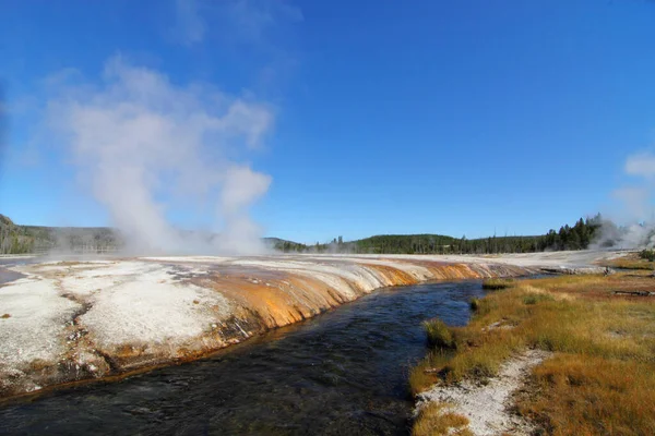 イエローストーン国立公園のビスケット流域の間欠泉盆地で Firehole — ストック写真