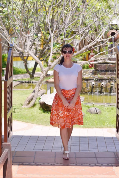 Vrouw Krijgt Spa Behandeling Tropisch Resort — Stockfoto