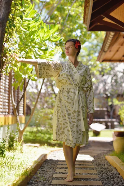 Žena Dostává Lázeňskou Léčbu Tropickém Resortu — Stock fotografie