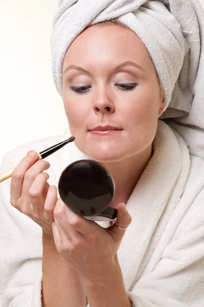 Wanita Kaukasia Danish Indah Melakukan Makeup Nya Dalam Putih — Stok Foto