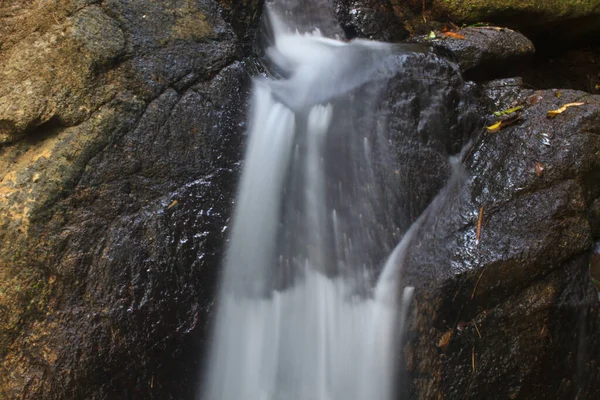 Hermosa Cascada Sobre Fondo Naturaleza —  Fotos de Stock